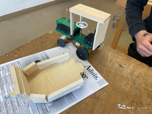 Werken mit Holz: Bau deinen eigenen Spielzeugtraktor