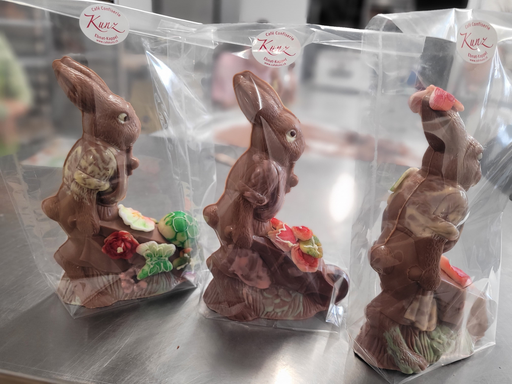 Osterhasen giessen - Café-Konditorei Kunz